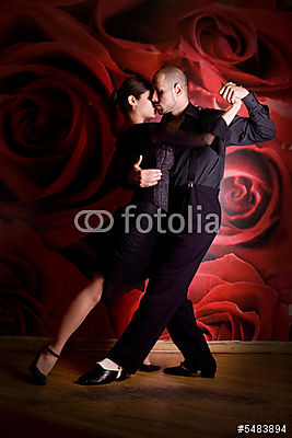 fiatal pár szerelmes az éjszakai klubban, táncoló latinos tánc (fotótapéta) - vászonkép, falikép otthonra és irodába