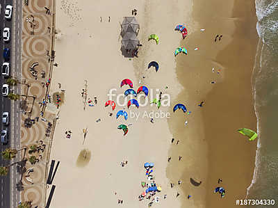 Sárkány szörfözés a strandon (légi felvétel) (keretezett kép) - vászonkép, falikép otthonra és irodába