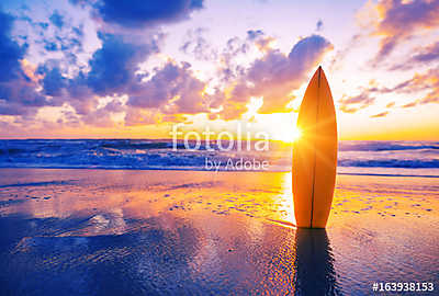 Surfboard on the beach at sunset (bögre) - vászonkép, falikép otthonra és irodába