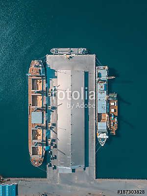 A kikötőben lévő három hajó (légi felvétel) (fotótapéta) - vászonkép, falikép otthonra és irodába