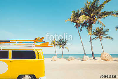 vintage car parked on the tropical beach (seaside) with a surfboard on the roof - Leisure trip in the summer. retro color effect (keretezett kép) - vászonkép, falikép otthonra és irodába