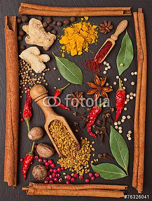 csendélet fűszerekkel és fűszernövényekkel a keretben (többrészes kép) - vászonkép, falikép otthonra és irodába