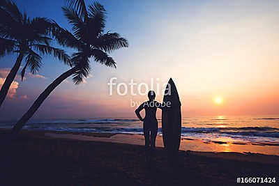Silhouette women surfer on tropical beach at sunset. landscape of summer beach and palm tree at sunset. vintage color tone (bögre) - vászonkép, falikép otthonra és irodába