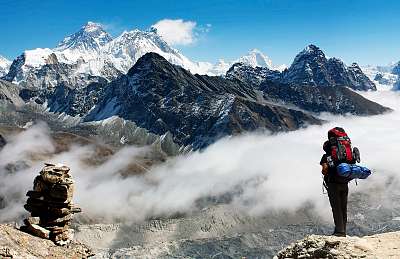 az Everest Gokyo Ri turista látványa (keretezett kép) - vászonkép, falikép otthonra és irodába