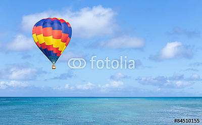 Színes hőlégballon a tenger felett (vászonkép óra) - vászonkép, falikép otthonra és irodába