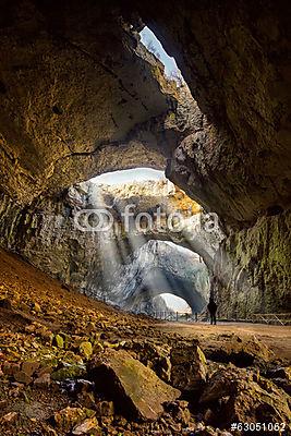 A nap sugarai egy barlanglyukon keresztül csillognak a bulgáriai (keretezett kép) - vászonkép, falikép otthonra és irodába