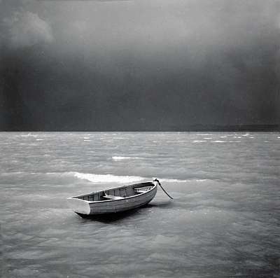 Magányos csónak a viharban (fotótapéta) - vászonkép, falikép otthonra és irodába