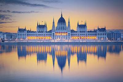 Magyar Parlament épülete a Duna-folyó tükröződésében Budapesten (többrészes kép) - vászonkép, falikép otthonra és irodába
