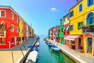 Velencei mérföldkő, Burano sziget-csatorna, színes házak és csón (többrészes kép) - vászonkép, falikép otthonra és irodába
