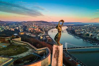 Budapest, Magyarország - A szabadságszobor aerial skyline nézete (keretezett kép) - vászonkép, falikép otthonra és irodába