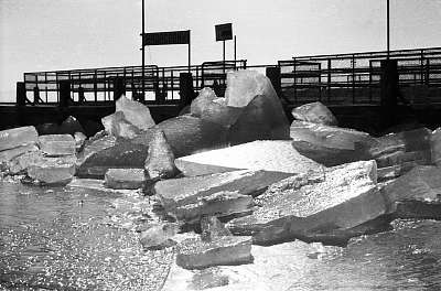 Balatoni jégzajlás Badacsonynál (1959) (fotótapéta) - vászonkép, falikép otthonra és irodába