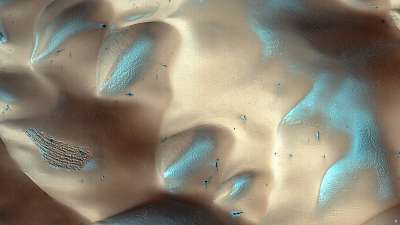 Jéggel fedett dűnék egy káterben, Mars felszín (keretezett kép) - vászonkép, falikép otthonra és irodába