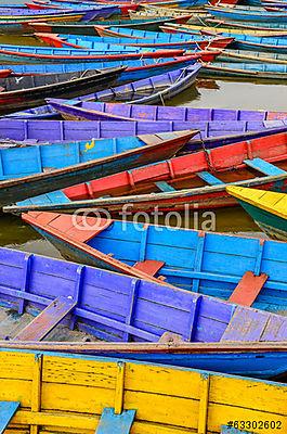 Régi színes csónakok - álló (többrészes kép) - vászonkép, falikép otthonra és irodába