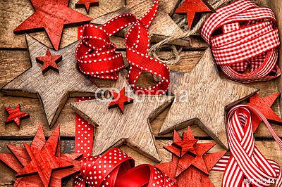 Karácsonyi díszek fából készült csillagok és piros szalagok (többrészes kép) - vászonkép, falikép otthonra és irodába