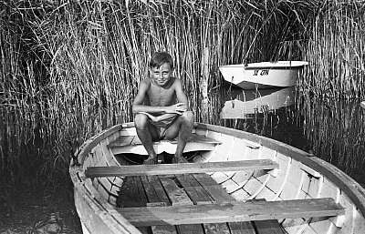 Fiú a  csónakban (1961) (keretezett kép) - vászonkép, falikép otthonra és irodába