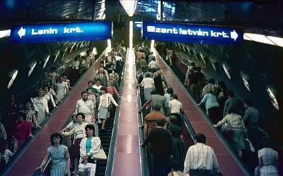 A Nyugati pályaudvar metróállomás mozgólépcsői (1984) (bögre) - vászonkép, falikép otthonra és irodába
