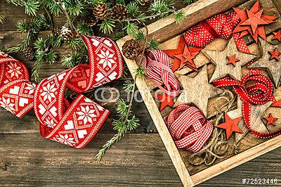 karácsonyi díszek fából készült csillagok és piros szalagok (keretezett kép) - vászonkép, falikép otthonra és irodába