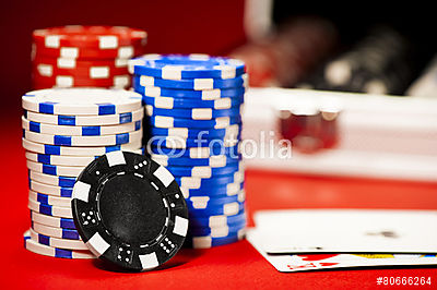 színes póker zsetont egy vörös asztalon (fotótapéta) - vászonkép, falikép otthonra és irodába
