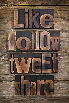 Like, follow, tweet, share, social network feliratok deszka háttérrel (poszter) - vászonkép, falikép otthonra és irodába