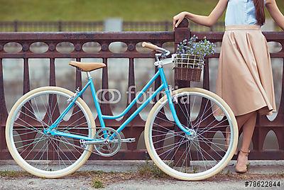 Vintage bicikli fiatal lánnyal (bögre) - vászonkép, falikép otthonra és irodába