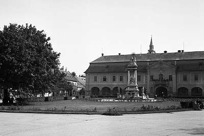 Esztergom, a Széchenyi tér és a Városháza (1942) (vászonkép óra) - vászonkép, falikép otthonra és irodába