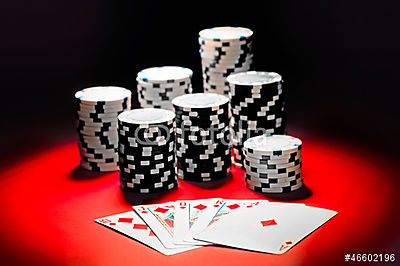 Póker, királyi flush és szerencsejáték zseton. (többrészes kép) - vászonkép, falikép otthonra és irodába