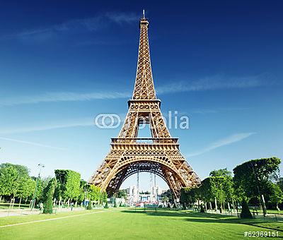 napsütéses reggel és az Eiffel-torony, Párizs, Franciaország (keretezett kép) - vászonkép, falikép otthonra és irodába
