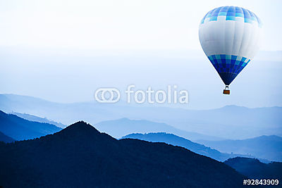 Hőlégballon a hegy fölött  (keretezett kép) - vászonkép, falikép otthonra és irodába