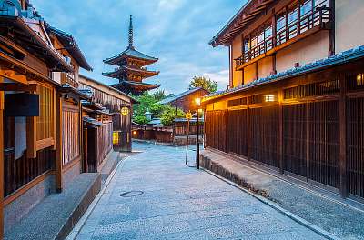 Japán pagoda és a régi ház Kyotoban alkonyatkor (többrészes kép) - vászonkép, falikép otthonra és irodába