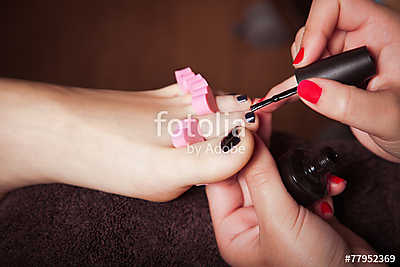applying nail polish (bögre) - vászonkép, falikép otthonra és irodába