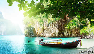long boat on island in Thailand (keretezett kép) - vászonkép, falikép otthonra és irodába