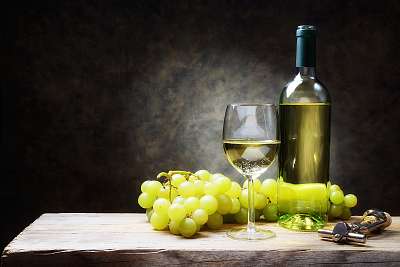 Fehér bor szőlőfürtökkel (poszter) - vászonkép, falikép otthonra és irodába