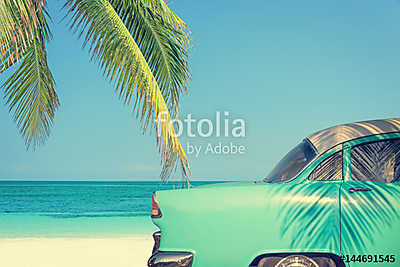 Klasszikus autó egy trópusi tengerparton, pálmafával, szüretelés (bögre) - vászonkép, falikép otthonra és irodába
