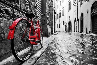 Retro piros bicikli a macskaköves utcán (fotótapéta) - vászonkép, falikép otthonra és irodába