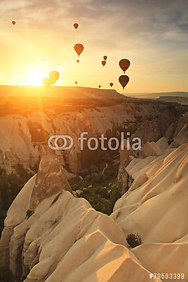 Hőlégballonok a sziklaalakzatok felett, Cappadocia (vászonkép óra) - vászonkép, falikép otthonra és irodába