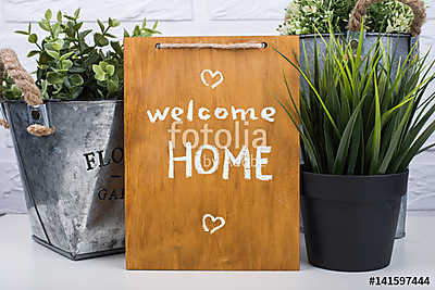 Wooden board with text welcome home (keretezett kép) - vászonkép, falikép otthonra és irodába