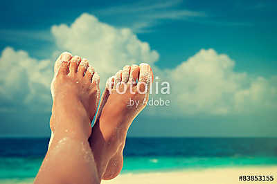 Tanned well-groomed feet amid tropical turquoise sea
 (keretezett kép) - vászonkép, falikép otthonra és irodába