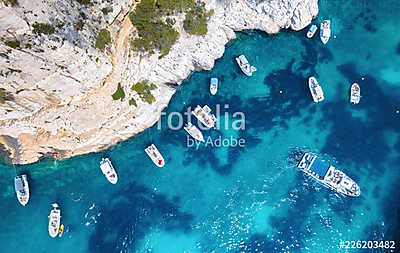 Yachts at the sea in France. Aerial view of luxury floating boat on transparent turquoise water at sunny day. Summer seascape fr (bögre) - vászonkép, falikép otthonra és irodába