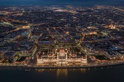 Budapesti Parlament éjjel a levegőből (keretezett kép) - vászonkép, falikép otthonra és irodába