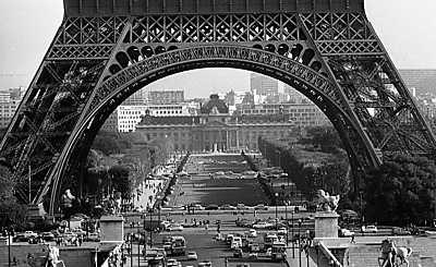 az Eiffel-torony és a Mars-mező a Jéna híd felöl nézve (1971) (keretezett kép) - vászonkép, falikép otthonra és irodába