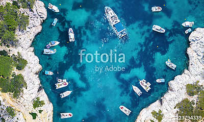 Yachts at the sea in France. Aerial view of luxury floating boat on transparent turquoise water at sunny day. Summer seascape fr (bögre) - vászonkép, falikép otthonra és irodába