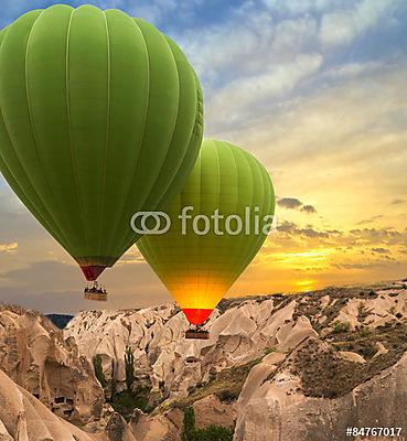 Zöld hőlégballonok, Cappadocia (keretezett kép) - vászonkép, falikép otthonra és irodába