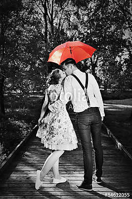 Fiatal romantikus pár esőben (poszter) - vászonkép, falikép otthonra és irodába