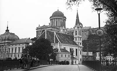 Esztergom Bazilika a Kossuth hídról nézve, előtérben a vízivárosi templom (1958) (keretezett kép) - vászonkép, falikép otthonra és irodába