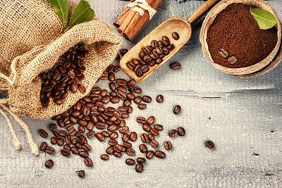 Pörkölt kávébab őrölt kávével és fahéjjal  (bögre) - vászonkép, falikép otthonra és irodába