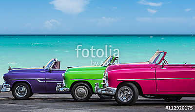 Három klasszikus amerikai kocsi a kubai Havannai tengerparton (poszter) - vászonkép, falikép otthonra és irodába