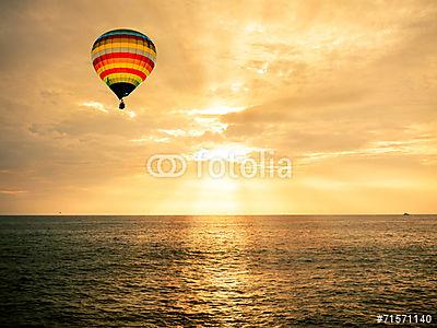 Aranyhíd és egy hőlégballon a tenger felett  (fotótapéta) - vászonkép, falikép otthonra és irodába