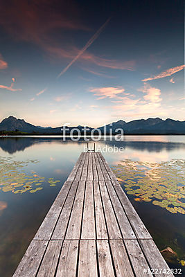 magányos fából készült mólón a tóban, liliomokkal, ősszel (poszter) - vászonkép, falikép otthonra és irodába