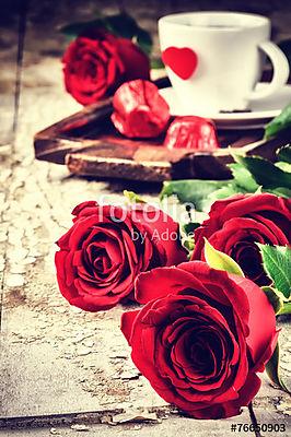 Szent Valentine szobája kávéscsészettel és vörös rózsával (bögre) - vászonkép, falikép otthonra és irodába