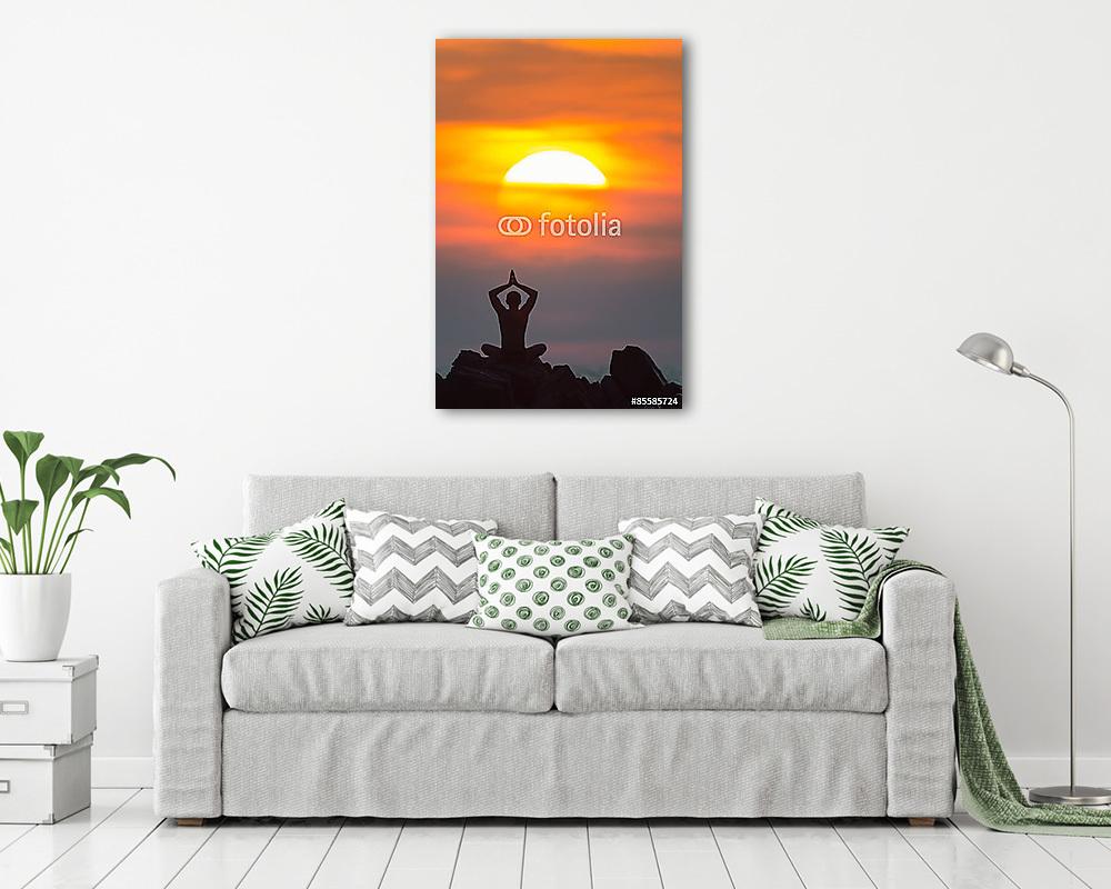 Yoga. A sziluettje a férfi meditál a sziklákon a szabadban. (keretezett kép) - vászonkép, falikép otthonra és irodába